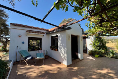 Casa-con-encanto-en-plena-naturaleza-junto-al-embalse-de-Orellana01